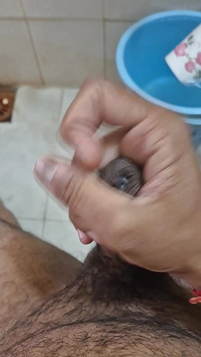 Nackte körperbeugung im badezimmer, wichs im badezimmer und masturbation mit geschwindigkeit, sehr schnell wichsen und kommen im badezimmer vor der dusche