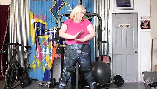 Auntjudys - kıllı olgun iri güzel kadın Catherine spor salonunda mastürbasyon yapıyor
