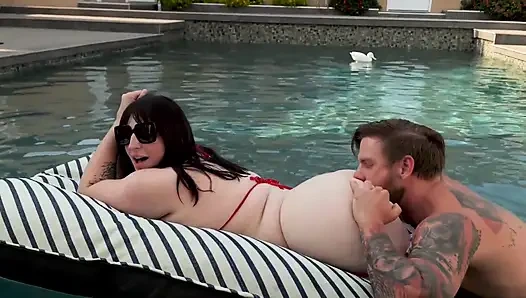 Havuzda sakso ve göt yeme - iri güzel kadın büyük götünü yalatıyor - Paige Steele, Steve Rickz