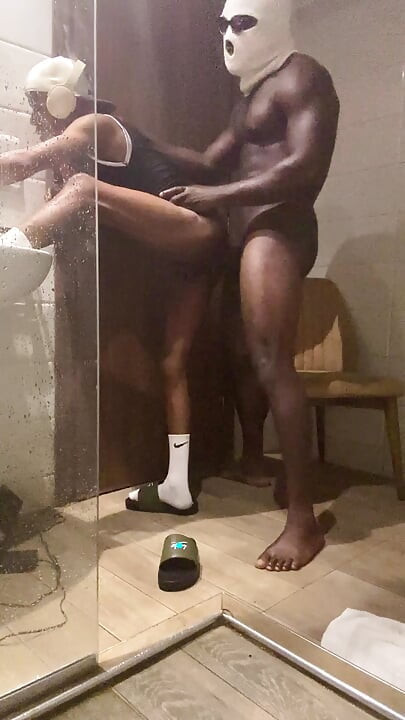 Tipul macho de la club se fute ca un leneș