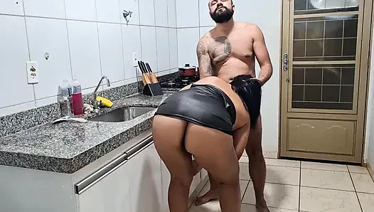 Mutfakta yaramaz esmer vajinasına penis istiyor - Lezzetli kremli turta