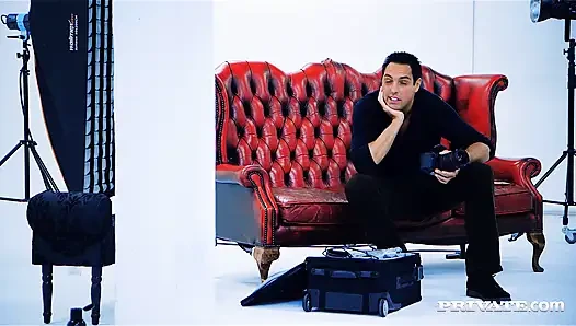 Sie arbeitet in einem fotostudio und wird am ende von ihrem chef gefickt