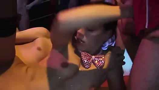 Olgun esmer hatun vahşi grup seks partisi