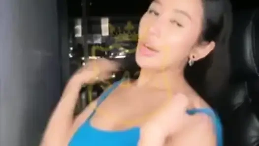 Самая сексуальная шалость, обнаженная на незнакомце, показывающая ее мокрую киску