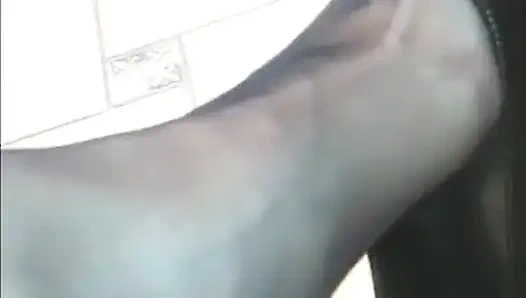 Nyllady играет с обувью и болтает в мебельном магазине