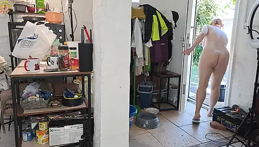 Echte Fkk Küchenreinigung: nacktes paar wäscht die böden