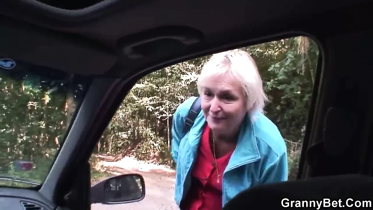 Abuela de 70 años follada en la carretera