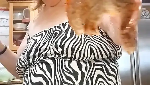 Akşam yemeği için domuz pirsingi pişiriyorum ve pişirirken teşhir ediyorum