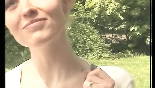 Юную блондинку сняли, чтобы пососала хуй и вылизала ее киску