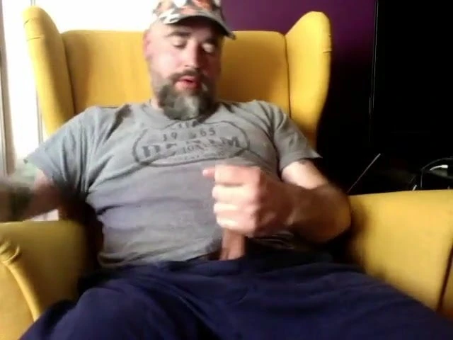 Bearded daddy cums