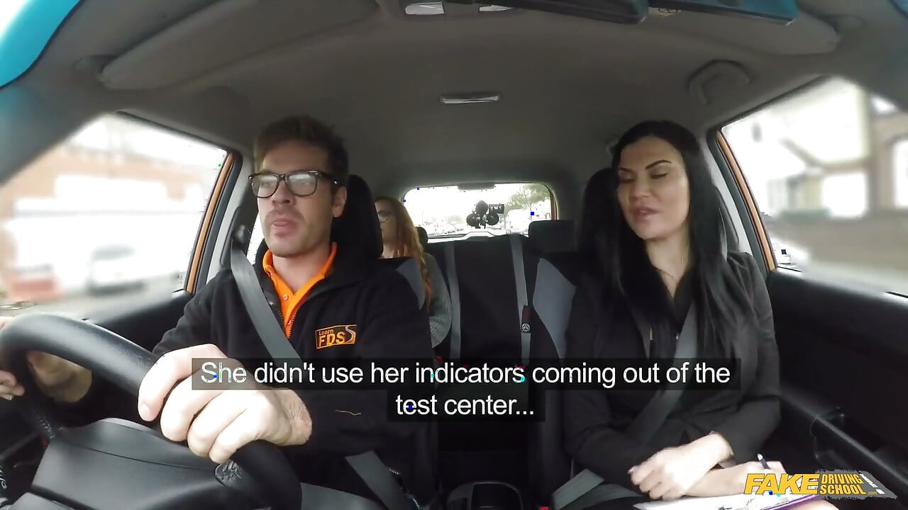 Fake driving school - prachtige roodharige Ella Hughes smeekt examinator om een kans in hardcore seksvideo