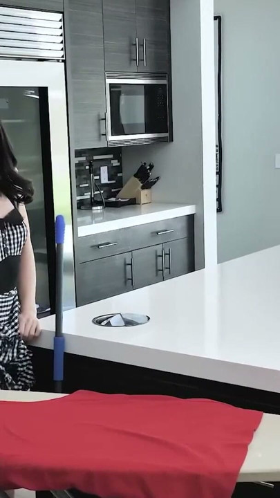 Azgın koca ve orta yaşlı seksi evli kadın ufacık minik kahyalarını evin her yerinde sikiyor - mylf | Klip 2