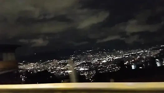 Ficken im auto mit einer zierlichen latina an einem aussichtspunkt in Medellin, Kolumbien