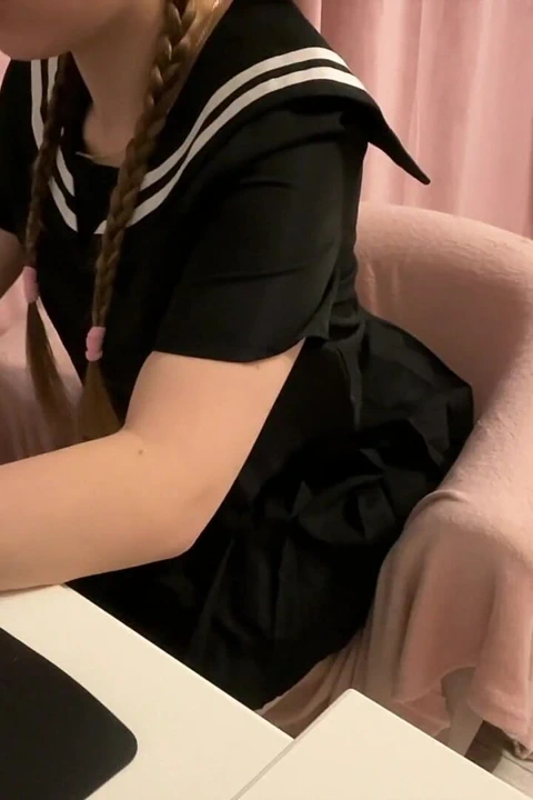 穿制服的女孩观看色情片自慰