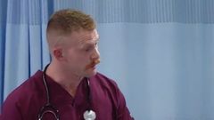 Homosexueller Sex: Drew Sebastian & Krankenschwester, Ginger-Piercing-Bär (blank)