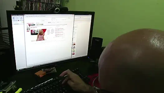 Телочка-блондинка на высоких каблуках наслаждается ублажанием мускулистого мужика