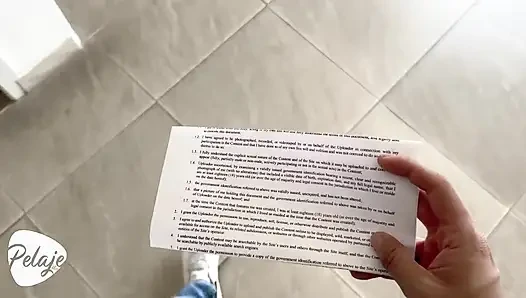 Sekreter hastayı uzun süre bekletiyor ve banyoya gitmeye ve onu sikmeye karar veriyor