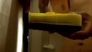 Schlanker Kerl wäscht sich unter der Dusche und filmt sich selbst