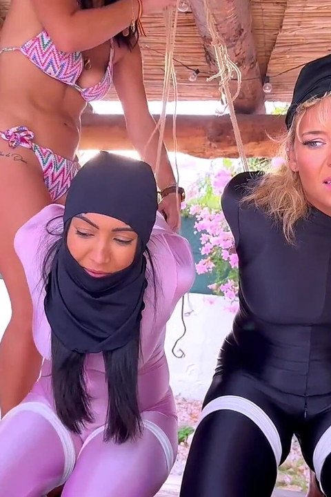 Courtney, Renee en Emma betrapt, vastgebonden en blootgesteld (HD)