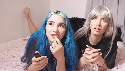 Yenifer dan Min Galilea lagi asik masturbasi bareng-bareng. Min Galilea