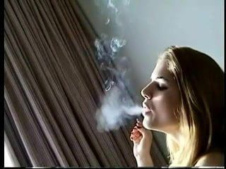 숨을 들이쉬며 담배를 피우는 섹시한 금발!