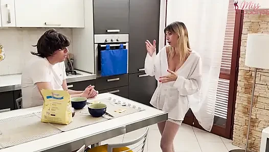 üvey oğul, üvey annenin zevk çığlıklarını dinliyor, kocasını aldatmak için hevesli