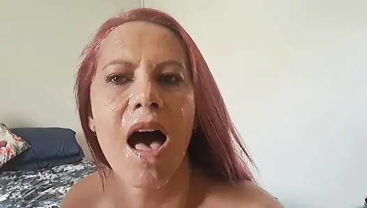 Tante seksi dengan toket besar lagi asik nyepong kontol sampai dicrot di muka banyak banget