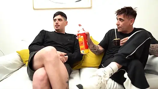 Üvey kız kardeşim Keila Bassi onları yalnız bıraktığımda dedem elnonohub'ı sikiyor