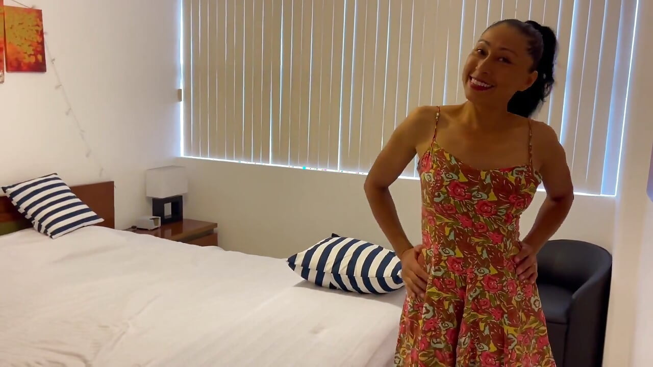 लैटिना milf(चोदने लायक मम्मी) दुल्हन अपनी पोशाक के लिए मापी गई