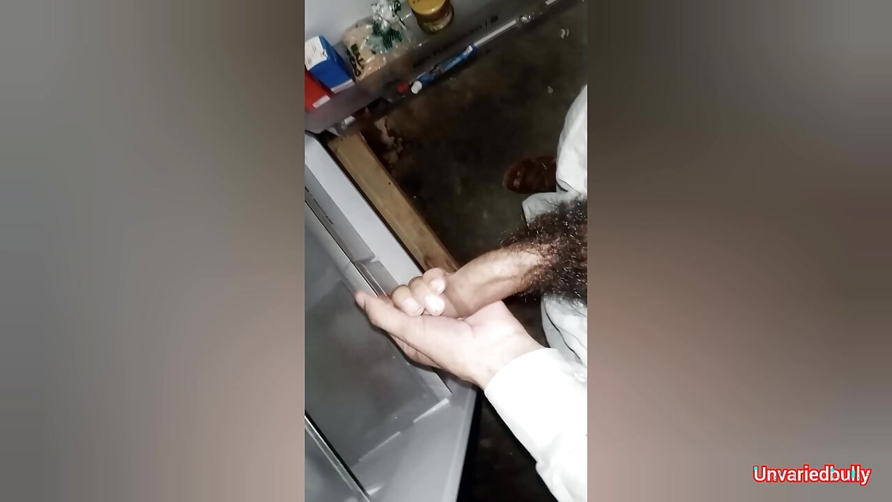 爆発するまでバターでチンポをけいれんさせるエッチなソロボーイ