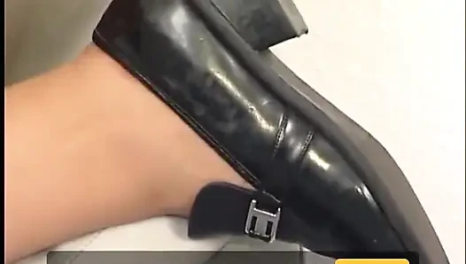 Симпатичная девушка сосет и трахается