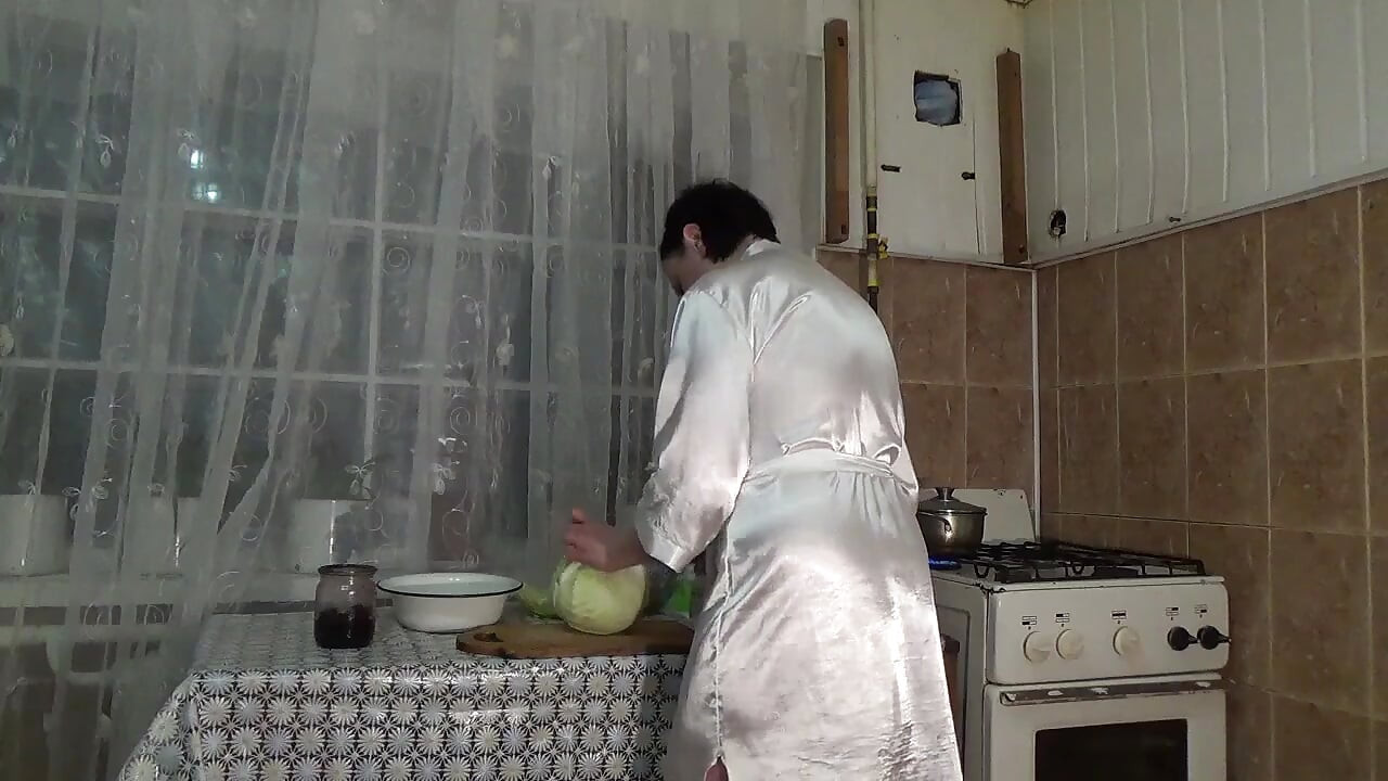 Ama de casa desordenada sexy con grandes tetas! ¡JOI! Tetas cubriendo en comida!