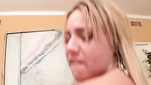 Gadis kulit putih dengan toket aduhai lagi asik ngentot kontol pria sampai lubang pantatnya menganga lebar