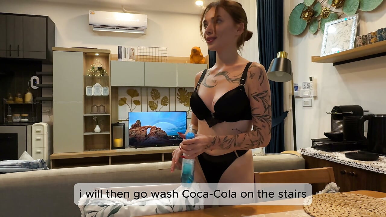 A young student came to clean the house to pay for her studies... but it didn't end with cleaning