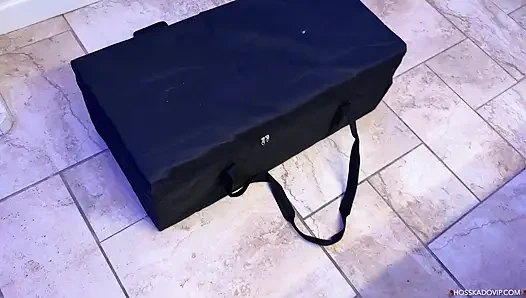 Boneka seks dicrot di dalam sama kontol besar ayahnya kado bi sampai muncrat banyak banget!