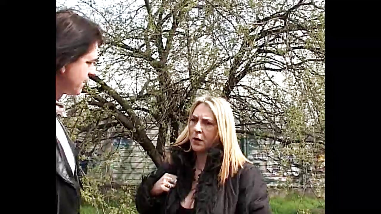 काले स्टॉकिंग पहनी सुनहरे बालों वाली सेक्सी चोदने लायक मम्मी को सख्त और बुरा आदमी बेतहाशा चोदता है