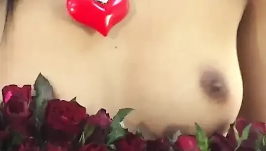 Orang Asia pernikahan membuat dirinya sendiri kue