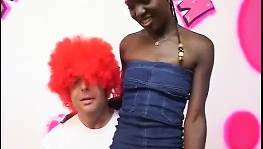Güzel zenci küçük memeli bebek astride duruyor ve içine yarak alıyor