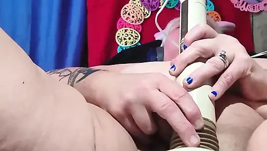 Хороший вибратор глубоко на этом клиторе