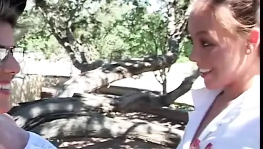 Lesbian menjilati memek vintage dildo bermain di taman