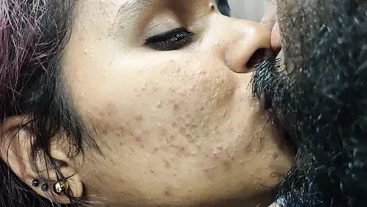 Ciuman leher dengan kunci bibir di baju tidur