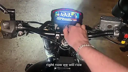 Seorang orang asing meminta untuk mengendarainya dengan sepeda motor dengan imbalan seks