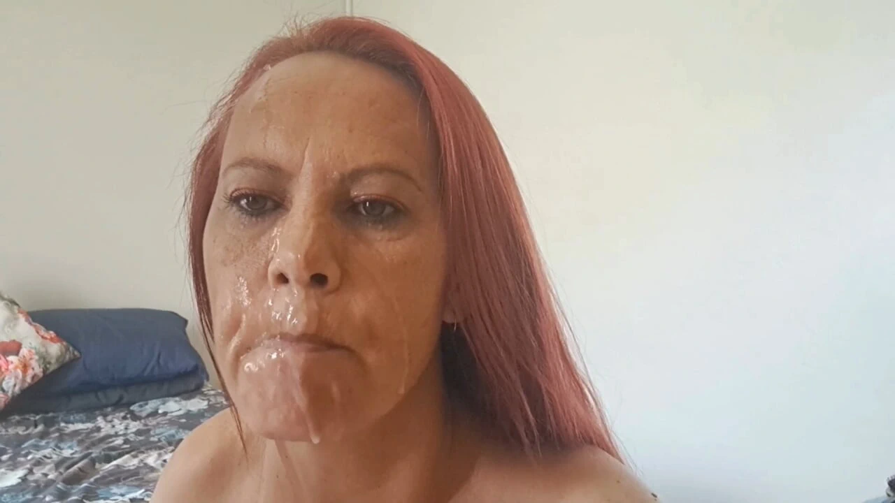 吸烟的大奶熟女吮吸鸡巴，脸上被大量射精