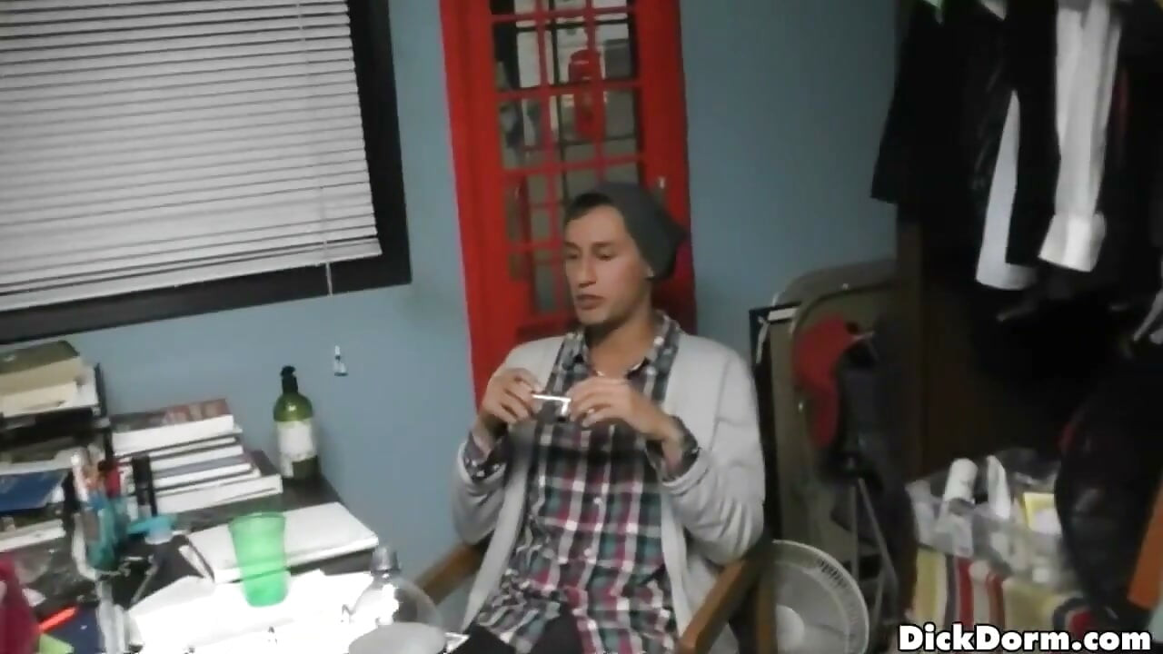 Reality dudes - la curvilínea Joseph deja a Manuel devastar su control mientras el bate de béisbol convierte la escena de un compañero de cuarto gay en una acción sexual cruda