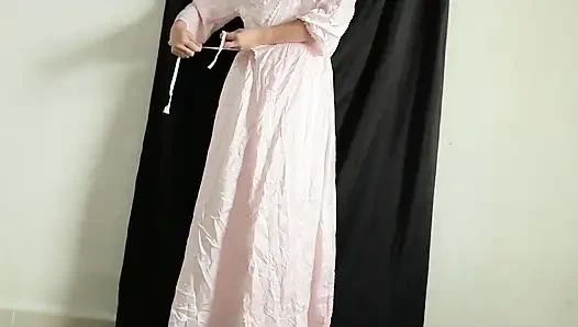 Индонезийская девушка с большой жопой примеряет новое атласное платье, последнее вирусное индонезийское порно