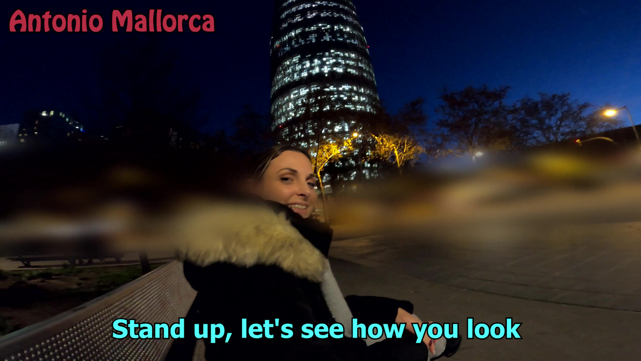 在我丢了airbnb后，热辣的大屁股西班牙人邀请我去她的酒店房间