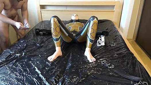 Lateks Danielle yatağa bağlı ve masaj vibratörüyle mastürbasyon yapıyor