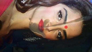 Sonam Kapor со спермой на лицо