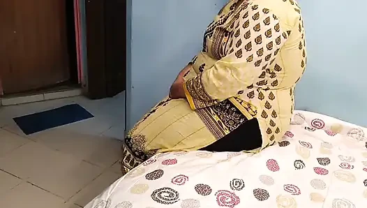 Hintli ateşli üvey anne kocası cinsel ihtiyaçlarını tam olarak karşılayamadığında ateşli üvey oğluyla seks yapıyor