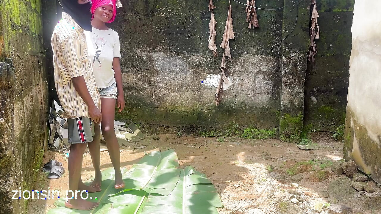 나는 너무 흥분해서 뒷마당에서 집주인 딸과 뒷마당 섹스 데이트를 준비했다. 그것은 너무 매끄럽게 밝혀졌습니다.